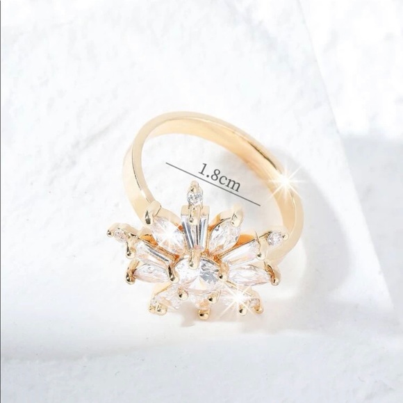 Cubic Zirconia Gold Starburst Ring - Picture 3 of 5